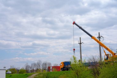 Bir vinç bir makineye blok yükler