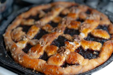 Reçelli ve fındıklı tatlı pasta