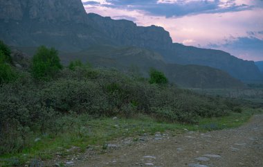 Dağlardaki dağ yolu.