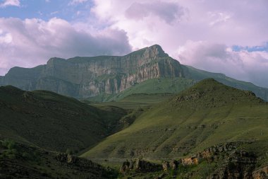 Yazın dağlar ve ovalar