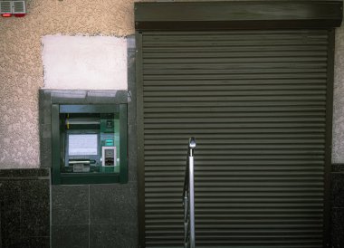 Duvara monte edilmiş ATM.