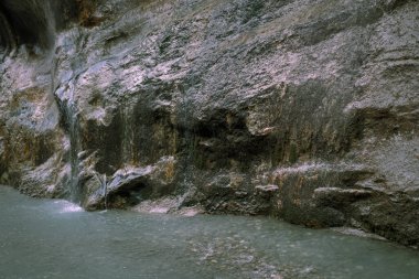 Dağın rahatlığı ve onun altındaki nehir.