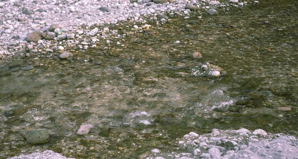 Поток Горной Реки Над Камнями — стоковое фото