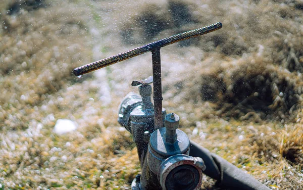 Fuga Hidrante Con Manguera Adjunta — Foto de Stock