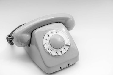 Beyaz arkaplanda eski bir disk telefon