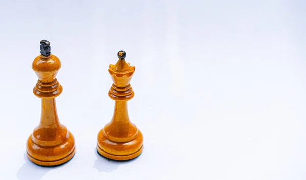 白い背景に王と女王のチェスの駒 — ストック写真