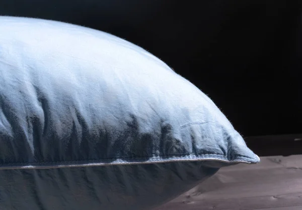 太陽の下で黒い背景の枕を乾燥させる — ストック写真