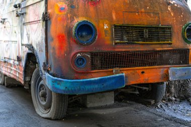 Eski püskü, kırık bir araba.