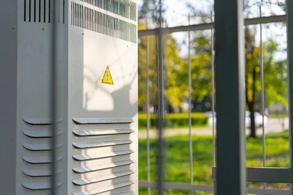 Uyarı işaretli mini elektrik santrali.