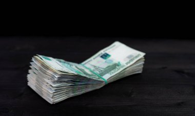 Bir paket Rus banknotu 1000 ruble.