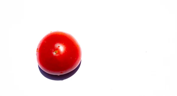 Tomate Mûre Sur Fond Blanc — Photo