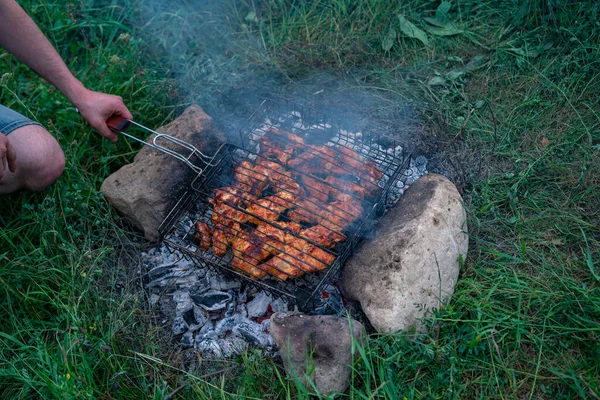 Man Houdt Een Barbecue Bakken Vlees Kolen — Stockfoto