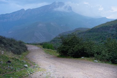 Dağların arka planında iz