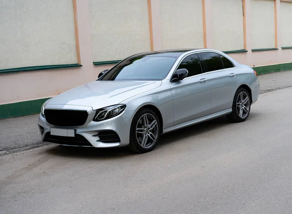 Mercedes Zaparkowany Ulicy — Zdjęcie stockowe