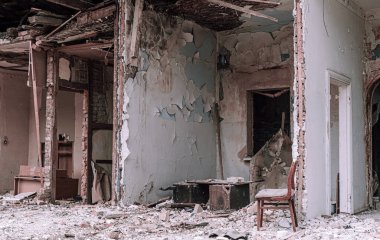 Evin yıkılmış duvarları.