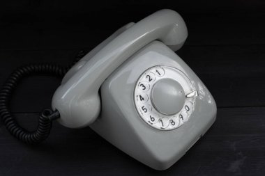 Ahşap arkaplanda disk telefon
