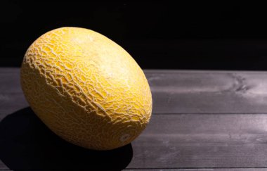 Ahşap zemin üzerinde olgun karpuz