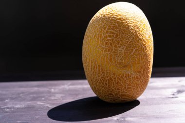 Ahşap zemin üzerinde olgun karpuz