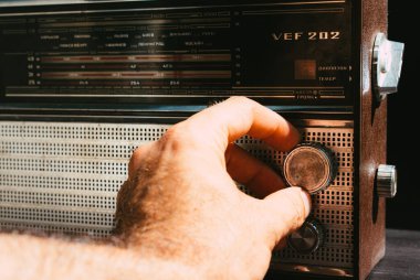 Eski bir radyo alıcısından radyo dalgaları ara