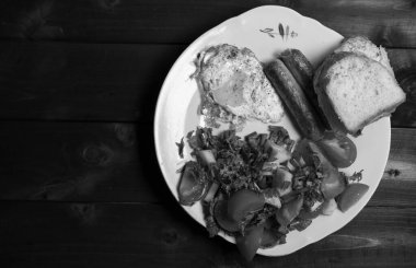 Taze salata, çırpılmış yumurta ve sosis.