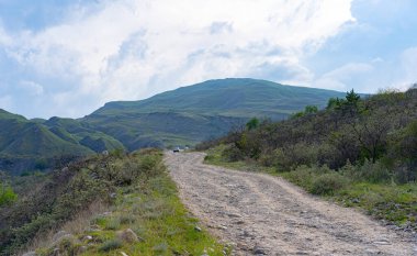 Hangi arabaların sürdüğü dağ yolu boyunca