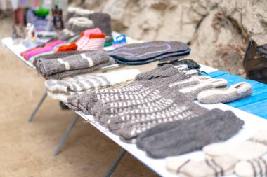 Pazarda satılık örgü..