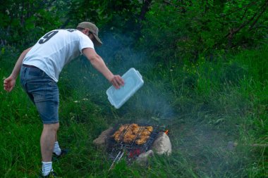 Ateşin kömüründe et pişirmek