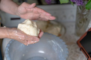 El yapımı hamurdan turta yapmak