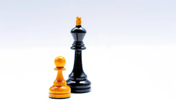 白い背景に王と質屋のチェス駒 — ストック写真