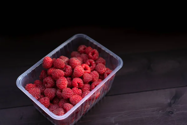 Reife Himbeeren Auf Einem Hölzernen Hintergrund — Stockfoto