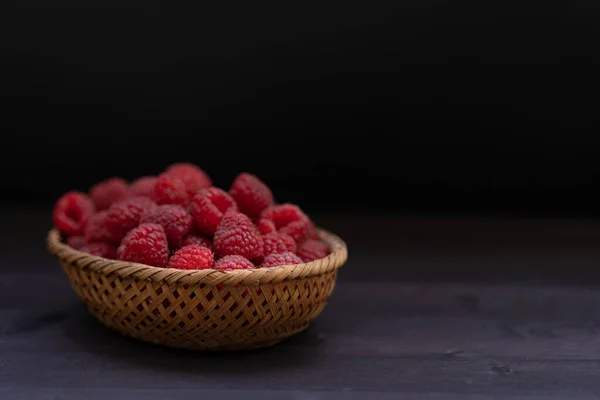 Reife Himbeeren Auf Einem Hölzernen Hintergrund — Stockfoto