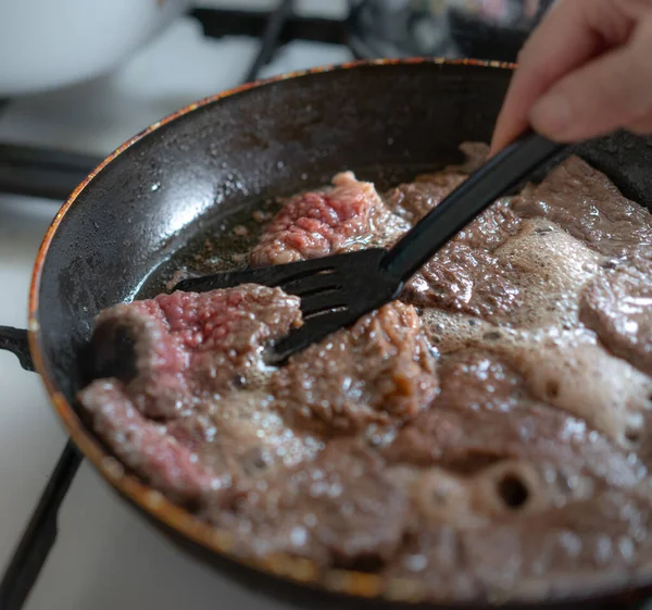 Pezzi Carne Sono Fritti Una Pentola — Foto Stock