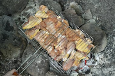 Kızgın kömürde ızgara tavuk pişirmek.