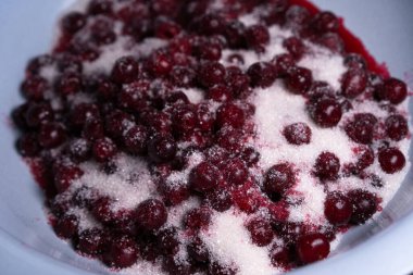 Kiraz reçeli pişiriyorum. Şeker serpiştirilmiş kiraz