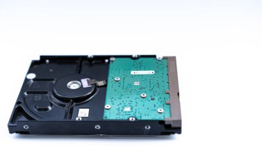 Beyaz arkaplandaki sabit disk