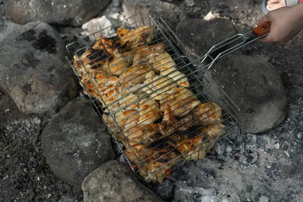 Grillhähnchen Auf Heißen Kohlen Zubereiten — Stockfoto