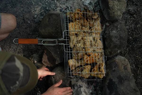 熱い石炭の上で焼きチキンを調理 — ストック写真