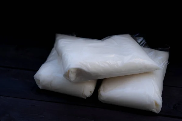 Siyah arkaplanda uyuşturucu paketleri