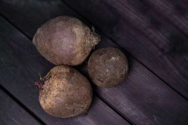 Rote Bete Liegt Auf Einem Hölzernen Hintergrund — Stockfoto