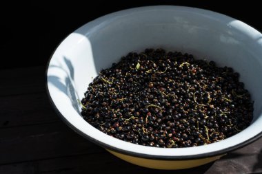 Reçel pişirmek için konteynırdaki üzümler