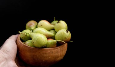 Siyah zemin üzerinde olgun armutlar