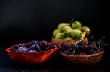 Siyah zemin üzerinde çeşitli meyveler