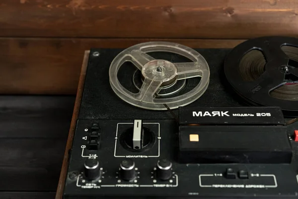 木制背景盒式磁带录音机 — 图库照片