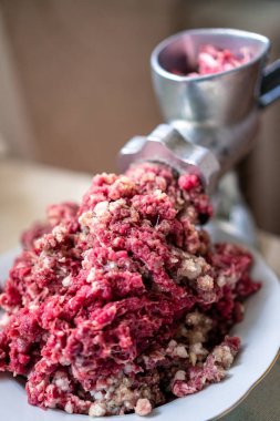 Elle öğütülmüş et öğütücüsünden yapılmıştır.