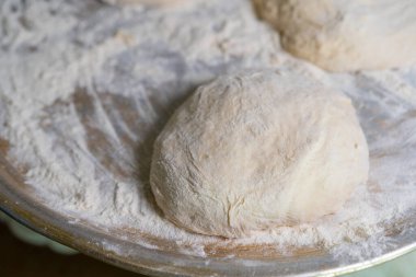 Hamur parçası un ile yüzeyde.