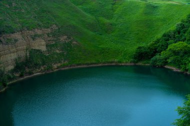 Bitkilerle çevrili temiz dağ gölü