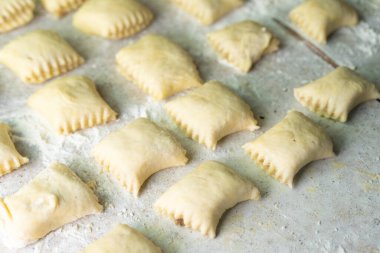 Hamuru tatlı hamur işleri için hazırlıyorum.