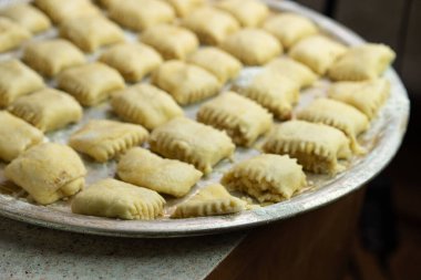 Hamurdan yapılan tatlı hamur işleri tepside.
