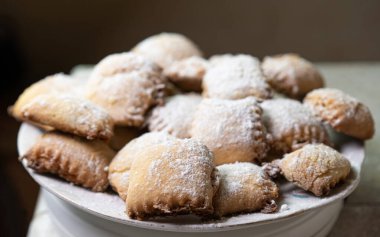 Tatlı hamur işleri, tabakta.