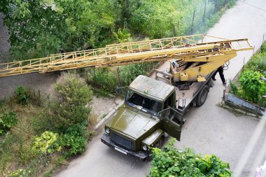 Bir vinci olan bir kamyon çağrı üzerine geldi.